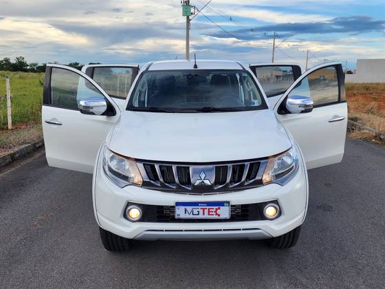 MITSUBISHI L200 TRITON 2.4 16V TURBO DIESEL SPORT HPE-S CD 4P 4X4 AUTOMÁTICO MITSUBISHI L200 TRITON 2.4 16V TURBO DIESEL SPORT HPE-S CD 4P 4X4 AUTOMÁTICO